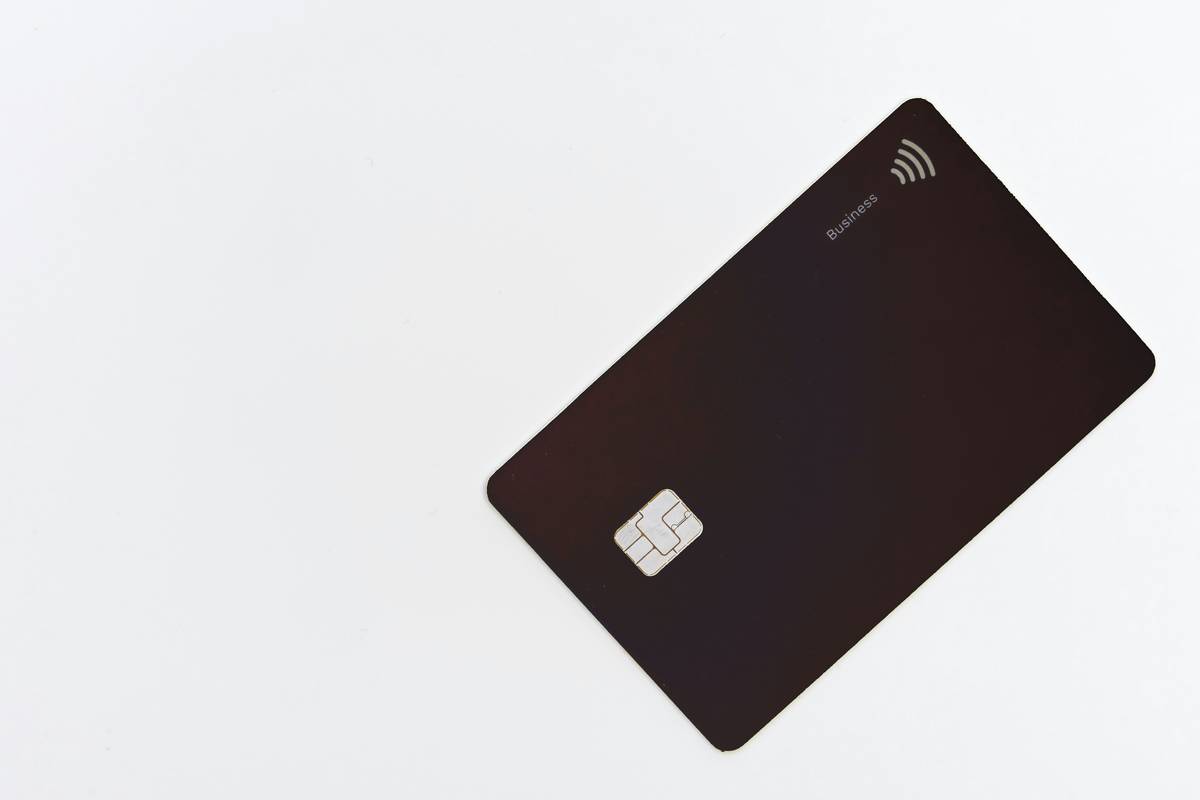 Metal credit card next to calendar showing credit card promos deadline