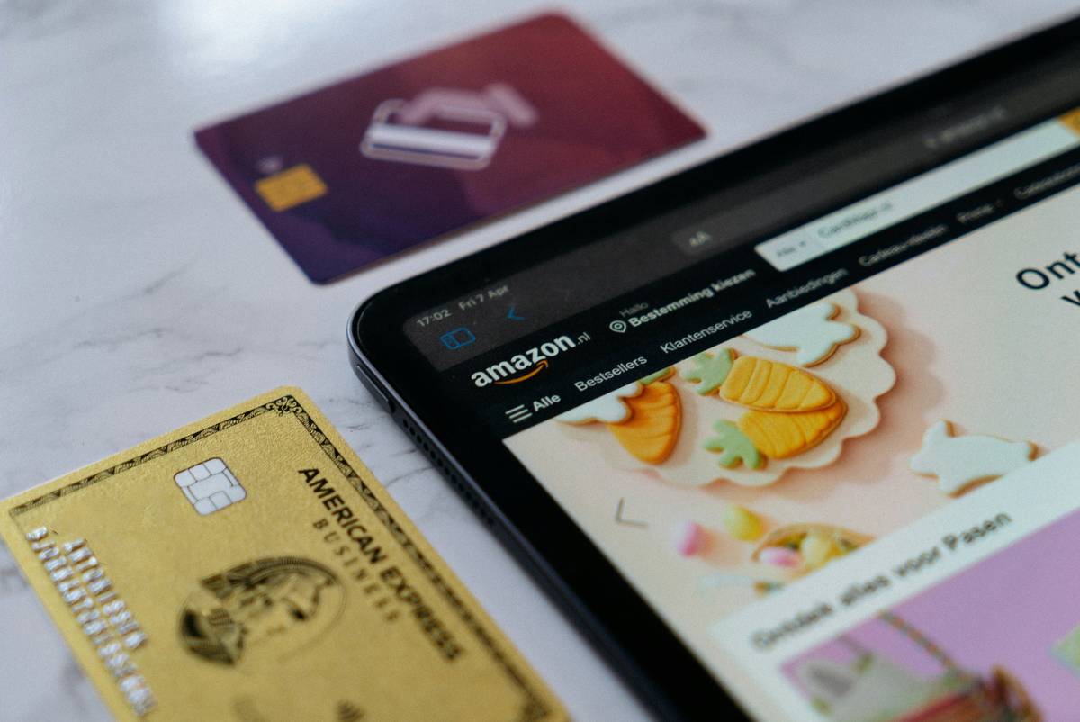 Loyalty reward tips illustrated with a metal credit card next to a notebook tracking points and categories